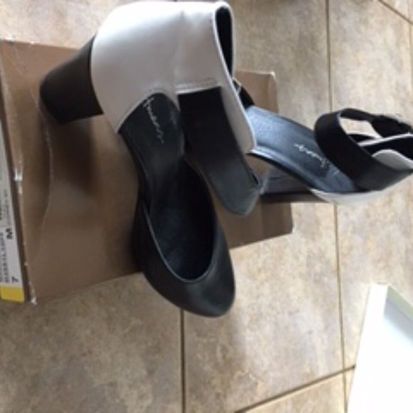 Reitman's Shoes - Picture 4 of 5